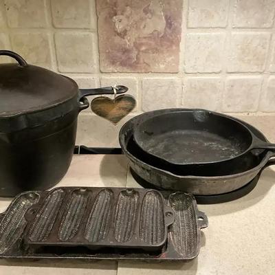 Vintage Cast Iron Dutch Oven ,mix Lot 