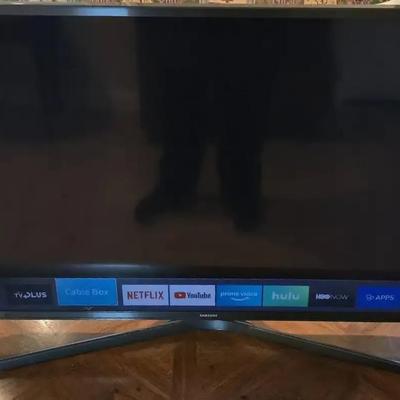 Samsung 40in Smart TV with remote