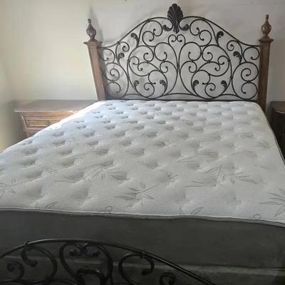 King Size Bedroom Set With 2 End Tables