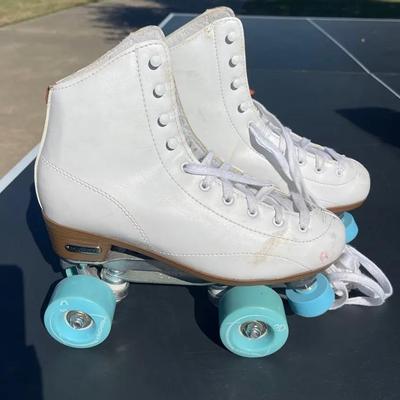 Outdoor Sports, Including Rollerskates, Badminton, Croquet Mallets And 6 Bean Bags SEE PHOTOS 