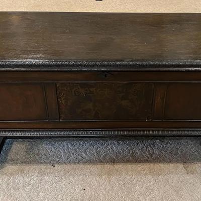 Beautiful Vintage Walnut Cedar Lined Blanket Chest 