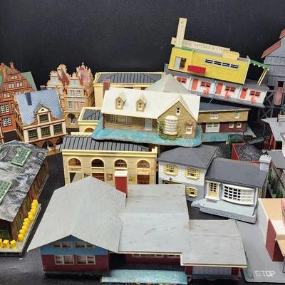 Toy Train Accessories - Vollmer, Kibri/German And Others Misc. Plastic Model Buildings