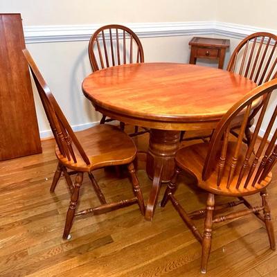 Round Kitchen Table W/ 4 Chairs