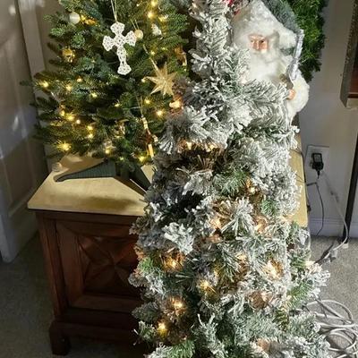 Holiday Flocked Tree and Wreaths 