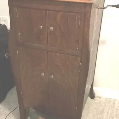 Antique Victrola With lots Of Records 