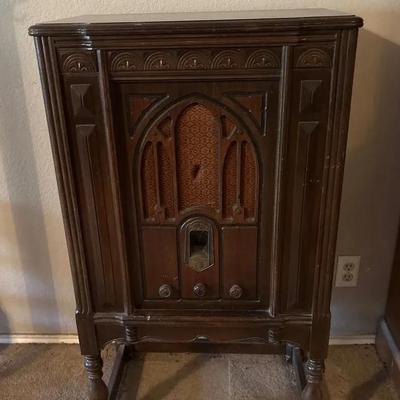 General Electric Wood Cabinet Radio 