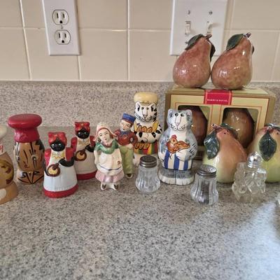 Salt And Pepper Shaker Lot Some Vintage