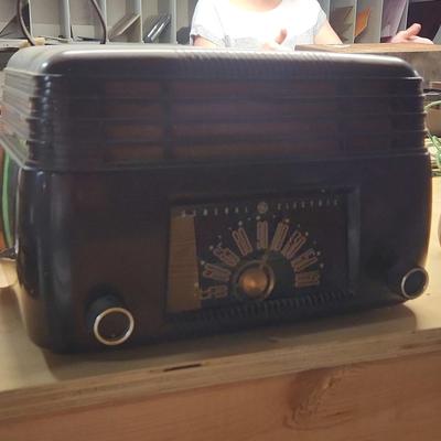 Vintage General Electric AM/FM Radio - It Works! See Video