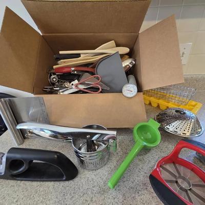 Mixed Lot Kitchen Utensils Amd Other Kitchen Items