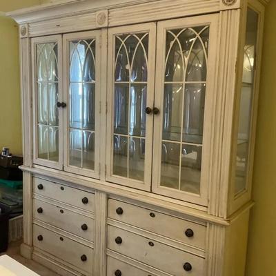 Broyhill Charlestown Collection Curio Cabinet 