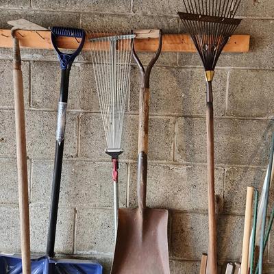 5-Piece Garden Tool Set: Shovels, Rakes, and Hoe with Wall Mount