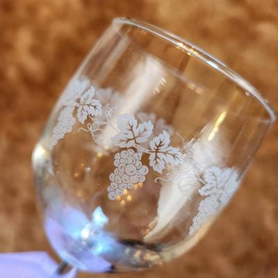 Vintage Etched Grape Pattern Wine Glasses – Set of 12