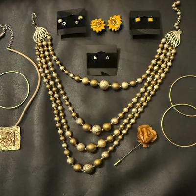 Attractive mixed coastal / beach-themed jewelry lot featuring shell, bead, and sea-life inspired pie