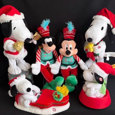 Hallmark Singing Christmas Plushies Of Snoopy & Woodstock With Mickey Mouse & Goofy 
