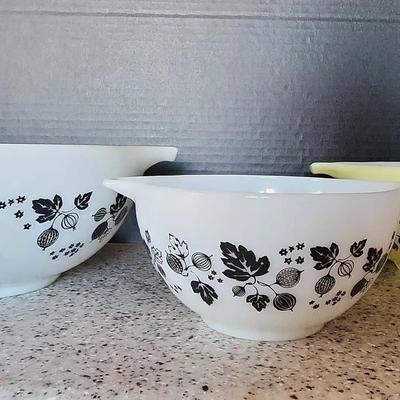 Vintage Pyrex Mixing Bowl Set - Cinderella Gooseberry Pattern In Black / White - Set of 3