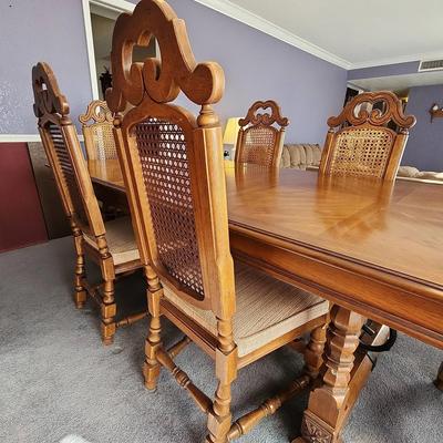 Beautiful Light Wood Thomasville Dining Table - 6 Chairs, 18" Leaf & Pad