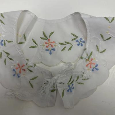 Vintage Embroidered Floral Scalloped Collar