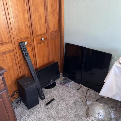 Computer monitor, 2 smaller tv’s