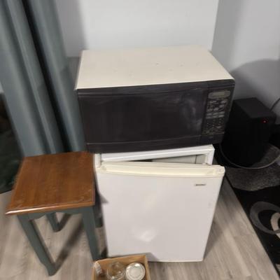 Sale Photo Thumbnail #18: Mini fridge, microwave