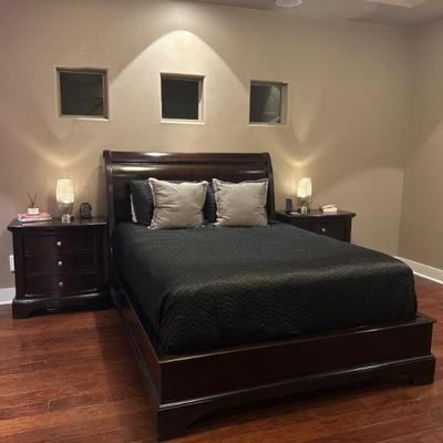 Queen bed with 2 nightstands 