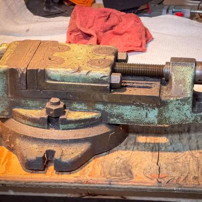 Milling Vise On Swivel Precision Base