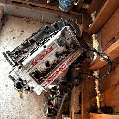 Mitsubishi DOHC 2000 - Disassembled 16 Valve Engine
