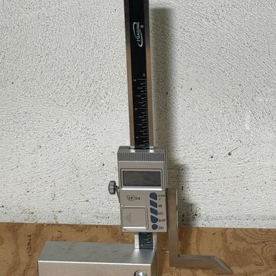 iGaging digital height gauge with a magnetic base