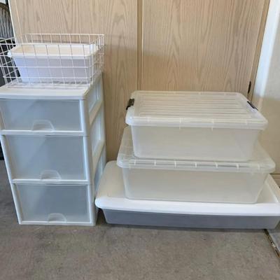Lot Of Plastic Storage Containers 