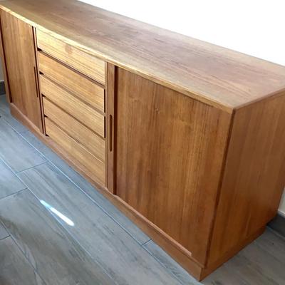 Solid Wood Storage Table With 5 Drawers And 2 Sliding Doors 