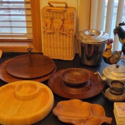 Sale Photo Thumbnail #19: Serving Pieces and Chickens 