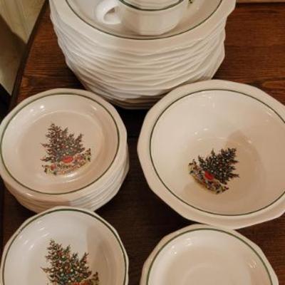 Sale Photo Thumbnail #87: Pflatzgraff holiday dish set "Christmas Heritage"