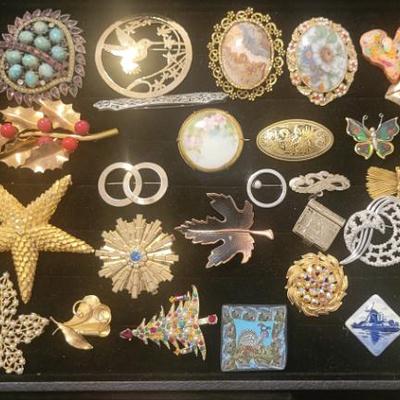 Sale Photo Thumbnail #265: Pins and Broaches 