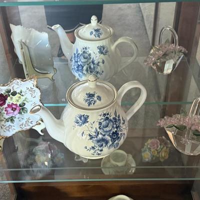 Fine tea pot and serving pieces