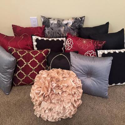 A Lot Of Throw Pillows Lot 1