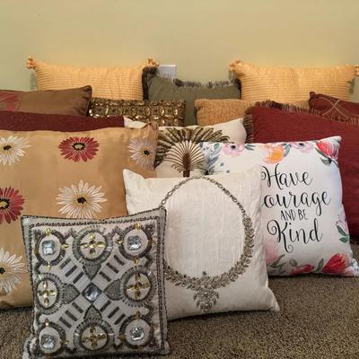 A Lot Of Throw Pillows Lot 2