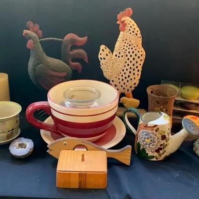 Country-Style Décor Collection with Glass Rose Lamp, Chickens & Ceramic Accents