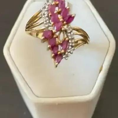 10k Gold Women’s Ring. Size 11. TW With Stones 4.3 Grams