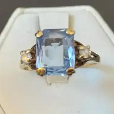 10k Gold Women’s Ring. Size 9. TW 2.6 Grams Including Stones