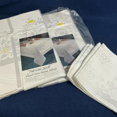 Damask Fine Linens Tablecloths & Napkins, 6 Pcs