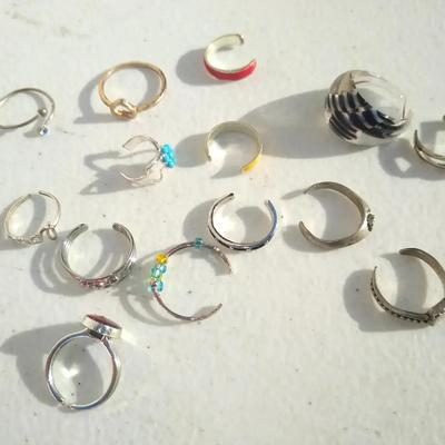 Lot of mostly child sized rings