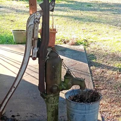 Antique Cast Iron Hand Water Well Pump