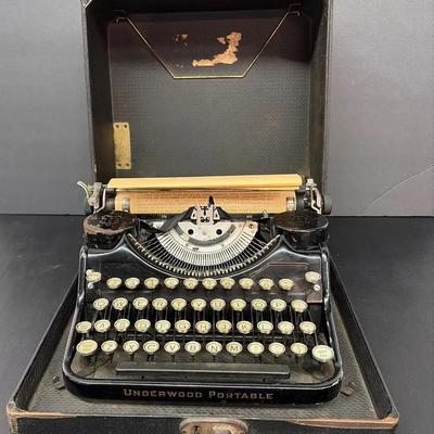 Underwood Four Bank Portable Typewriter In Original Case