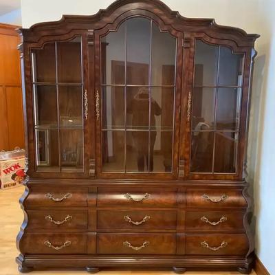 Sale Photo Thumbnail #33: Henredon Hutch