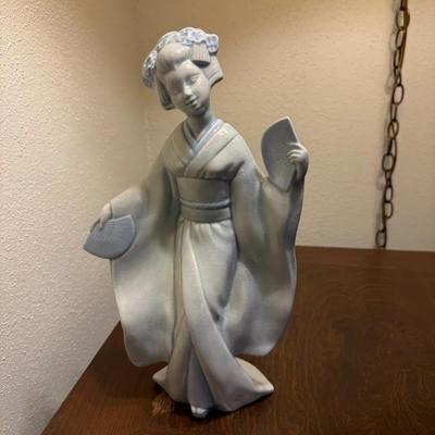 porcelain geisha girl figurine 