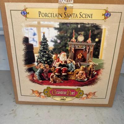 Grandeu Noel Porcelain Santa Set 2002