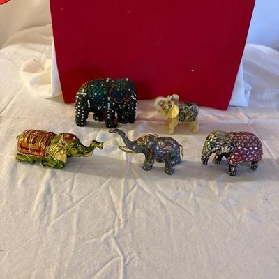 Mixed lot of decorative elephant figurines, 