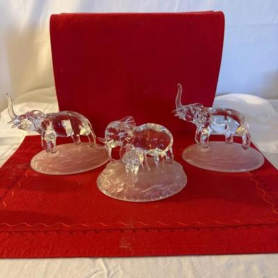 Elegant Clear Glass Elephant Figurines with Scenic Bases – Set of 3
