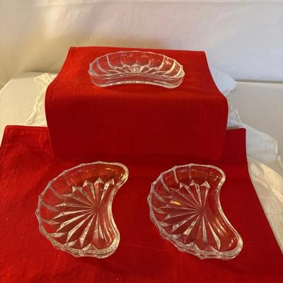 Set of 3 crescent / kidney-shaped pressed glass dishes