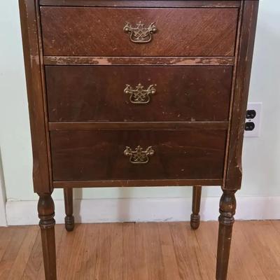 Small 3 Drawer Table With Jewelry Organizer