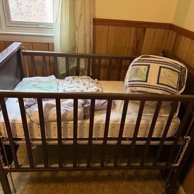 Vintage Decorative Baby Crib With Bear Bedding 